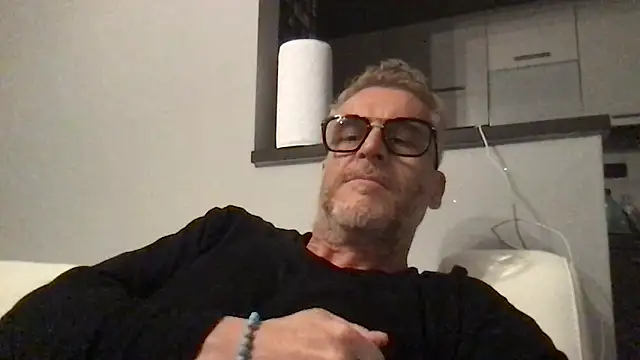 Axl hot online show from April 2026 08:57:02 PM