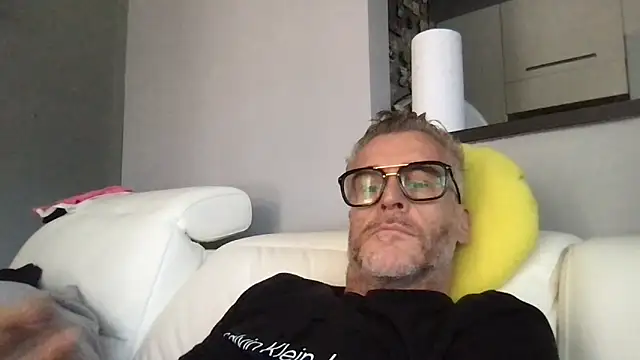 Axl hot online show from May 2026 12:54:02 PM