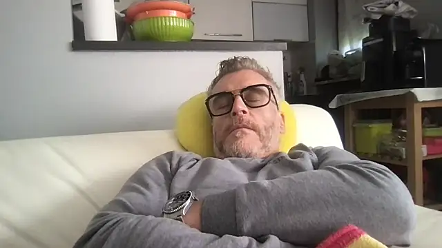 Axl hot online show from May 2026 01:51:02 PM