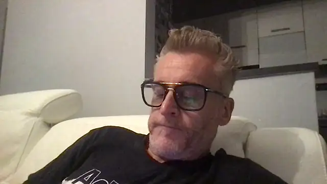 Axl hot online show from May 2026 07:53:02 PM