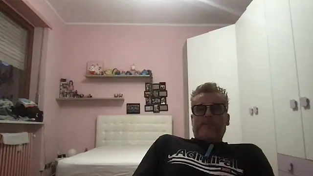 Axl hot online show from May 2026 07:19:02 PM