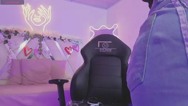 ZURY TAY online show from November 2025 11:46:01 AM