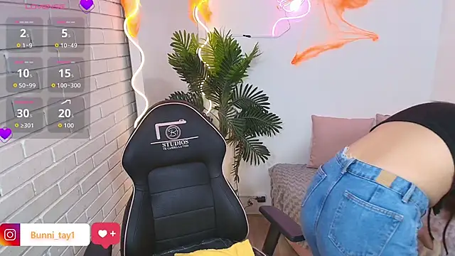 Snapshot of Bunni_tay chatting on October 2025 11:33:02 AM Bunni tay online show from October 2025 11:33:02 AM