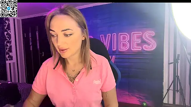 Snapshot of Blonde_Temptation chatting on September 2025 10:15:01 AM Blonde Temptation online show from September 2025 10:15:01 AM