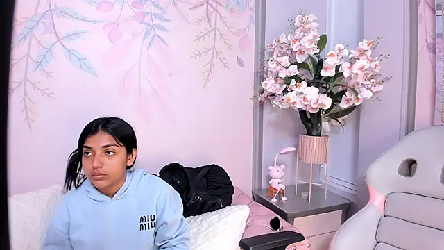 Jessgarcia  online show from October 2025 09:15:01 AM