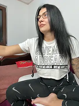 Snapshot of MiaKiittyy chatting on October 2025 04:38:01 PM MiaKiittyy online show from October 2025 04:38:01 PM