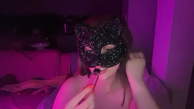 Lunahadidd online show from July 2026 09:43:02 PM