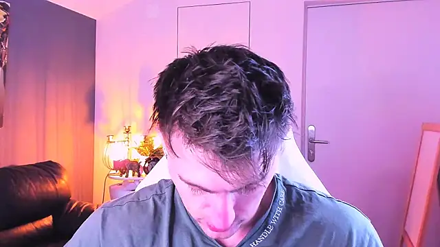 Snapshot of Oscar_Miller_ chatting on October 2025 09:12:02 PM Oscar Miller online show from October 2025 09:12:02 PM