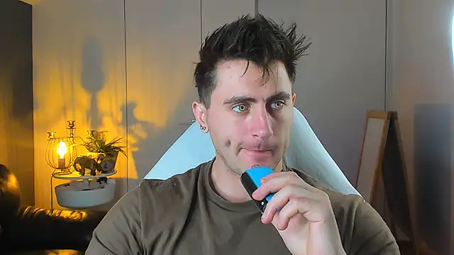 Snapshot of Oscar_Miller_ chatting on October 2025 09:37:01 PM Oscar Miller online show from October 2025 09:37:01 PM