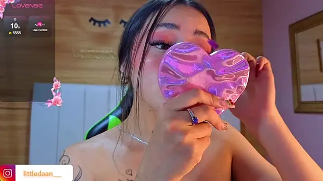 Abril Velvet a  online show from December 2025 12:43:01 PM