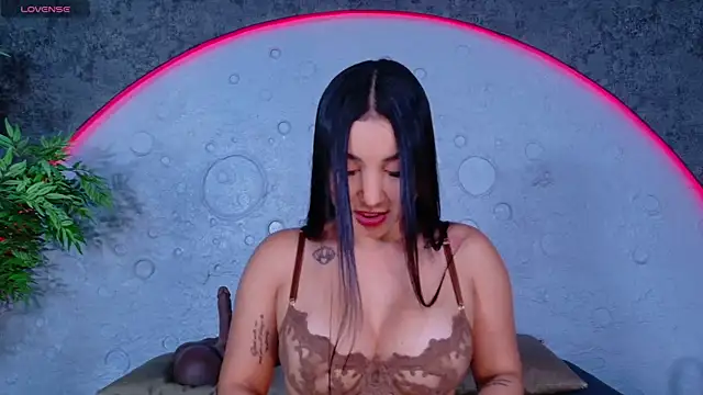 ReinaChloe online show from April 2026 04:22:01 PM