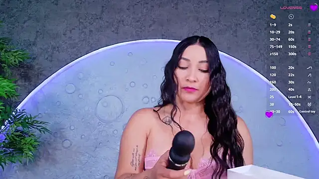 ReinaChloe online show from May 2026 04:23:02 PM