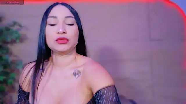 ReinaChloe online show from May 2026 10:31:02 AM