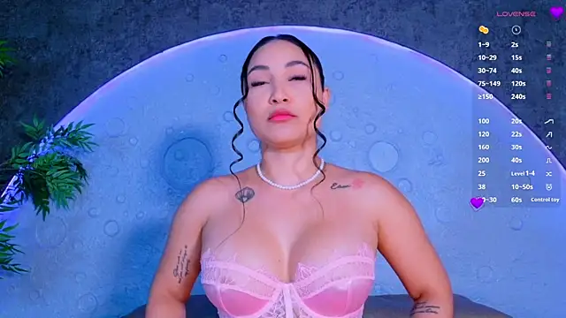 ReinaChloe online show from June 2026 04:33:01 PM