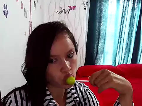 Snapshot of FrecitaRoja chatting on October 2025 03:57:02 PM FrecitaRoja online show from October 2025 03:57:02 PM