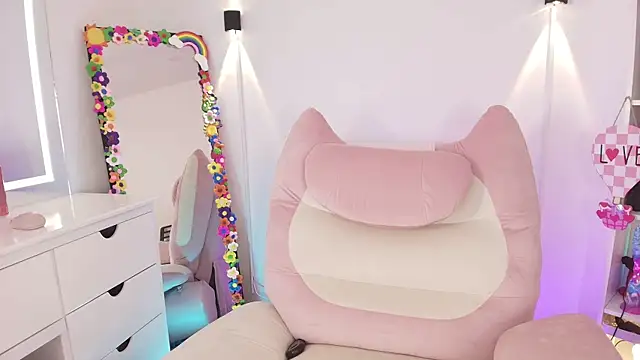 justonecute online show from June 2026 04:00:01 AM