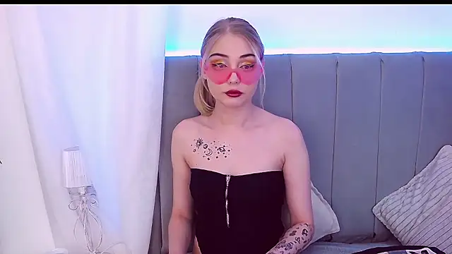 Snapshot of ElleNina chatting on September 2025 11:46:02 AM ElleNina online show from September 2025 11:46:02 AM