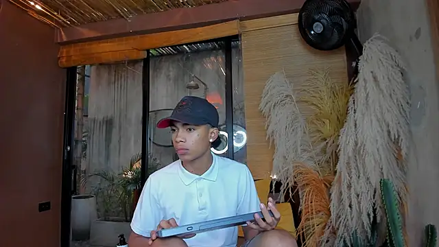 AlanCutee online show from December 2025 12:21:01 PM