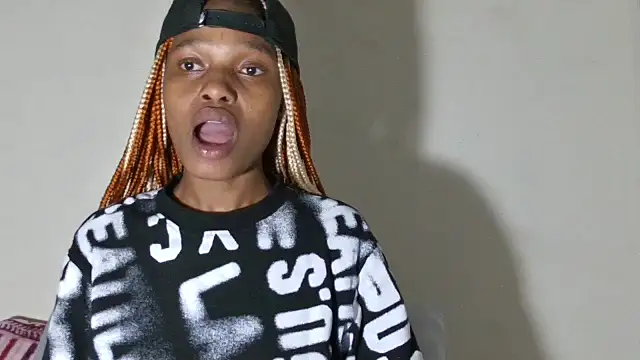 SexyBitchx01 online show from October 2025 05:30:01 PM