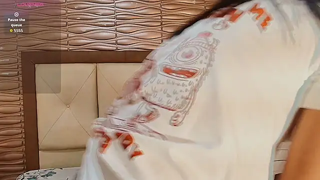 Miladiosa online show from April 2026 12:03:01 PM