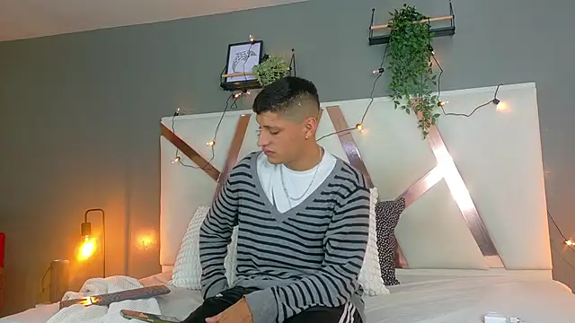 LaynorRoss  online show from September 2025 07:35:01 PM