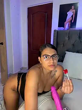 Snapshot of ema_zoe chatting on September 2025 12:03:01 AM ema zoe online show from September 2025 12:03:01 AM