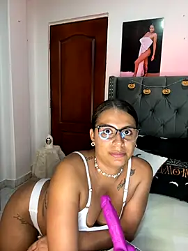 Snapshot of ema_zoe chatting on October 2025 12:00:01 AM ema zoe online show from October 2025 12:00:01 AM