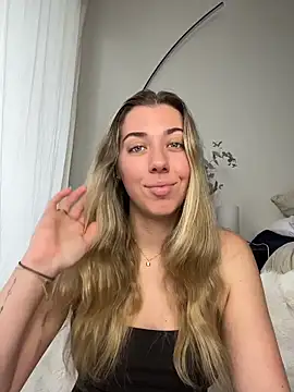 Snapshot of louiseberkeley chatting on June 2026 02:11:02 AM louiseberkeley online show from June 2026 02:11:02 AM