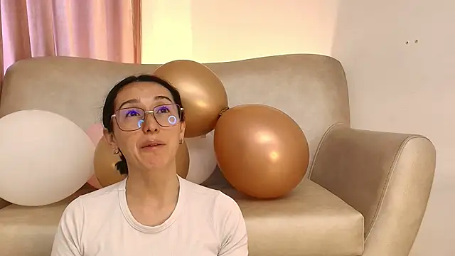 Ginevra esposito online show from April 2026 12:44:02 PM