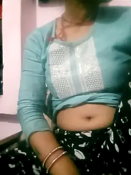 Hot-qwer online show from April 2026 06:38:01 PM