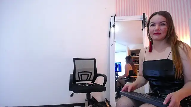 ViictoriaJones  online show from October 2025 12:52:02 PM