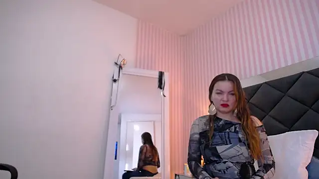 ViictoriaJones  online show from November 2025 01:00:01 PM