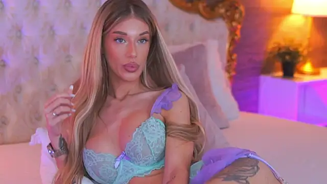 Snapshot of EllieRedd chatting on October 2025 09:57:01 AM EllieRedd online show from October 2025 09:57:01 AM