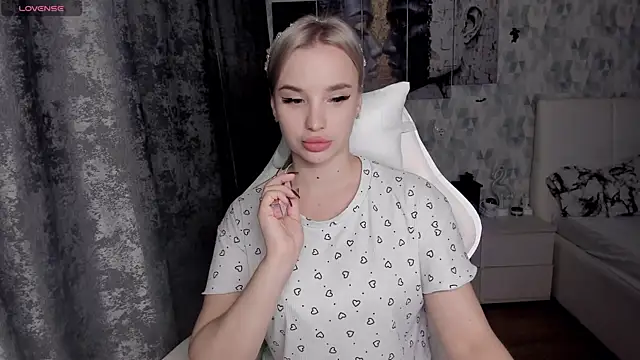 Snapshot of KiraKrox chatting on November 2025 07:37:01 PM KiraKrox online show from November 2025 07:37:01 PM