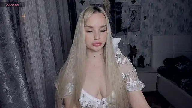 Snapshot of KiraKrox chatting on December 2025 08:24:02 PM KiraKrox online show from December 2025 08:24:02 PM