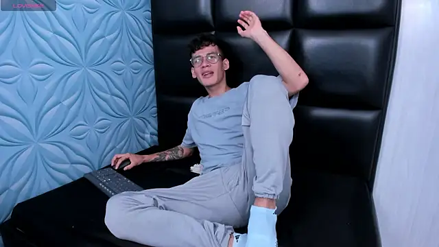 LittleMax23 online show from October 2025 12:39:02 PM