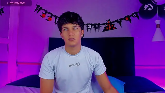 Leo Savage  online show from October 2025 03:47:02 AM