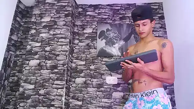 gustavo saaled19  online show from October 2025 10:43:02 PM