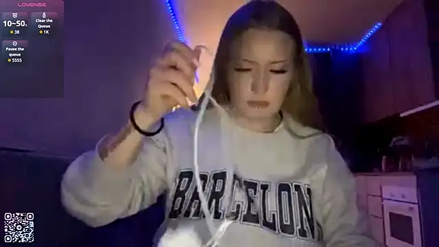 Snapshot of PandaFluff chatting on February 2026 06:18:01 PM PandaFluff online show from February 2026 06:18:01 PM