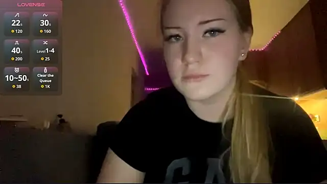 Snapshot of PandaFluff chatting on March 2026 06:10:01 PM PandaFluff online show from March 2026 06:10:01 PM