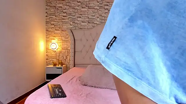 Lucia-Horny24 online show from October 2025 07:57:02 PM