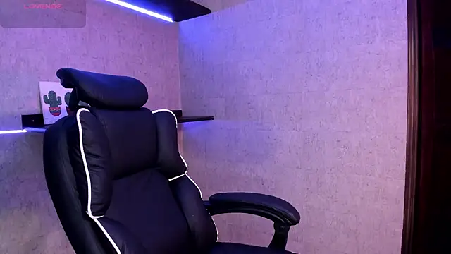 Snapshot of RenataLeclair chatting on October 2025 04:49:02 PM RenataLeclair online show from October 2025 04:49:02 PM