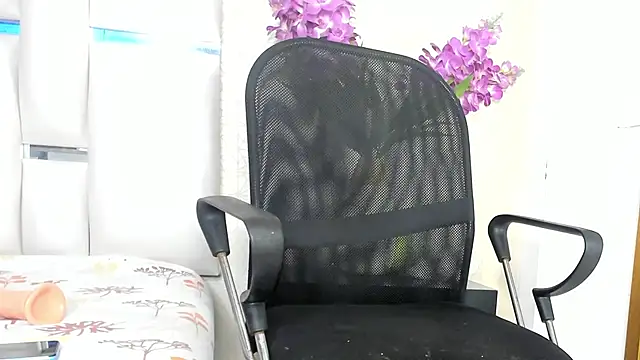 Snapshot of CocoaVibes chatting on September 2025 01:58:01 PM CocoaVibes online show from September 2025 01:58:01 PM