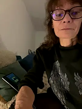 Chris06d22xh online show from October 2025 07:03:01 PM