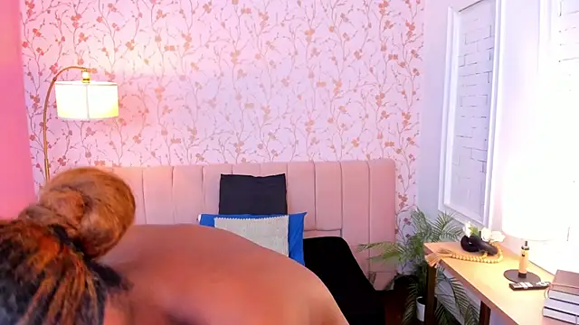 halleylorens online show from June 2026 07:31:01 PM