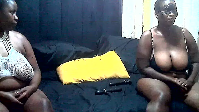 Snapshot of AnnabigpussyXO chatting on October 2025 11:05:01 PM AnnabigpussyXO online show from October 2025 11:05:01 PM