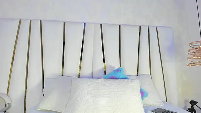 bonnie sm online show from September 2025 07:18:02 PM