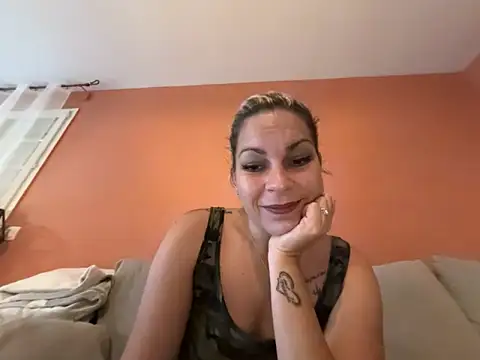 Snapshot of minettedusud chatting on September 2025 07:32:01 AM minettedusud online show from September 2025 07:32:01 AM