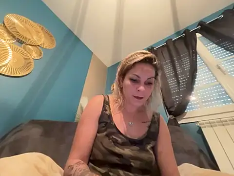Snapshot of minettedusud chatting on September 2025 09:32:02 AM minettedusud online show from September 2025 09:32:02 AM