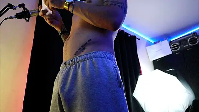 Snapshot of AlphaMasterXxx chatting on September 2025 12:43:01 AM AlphaMasterXxx online show from September 2025 12:43:01 AM